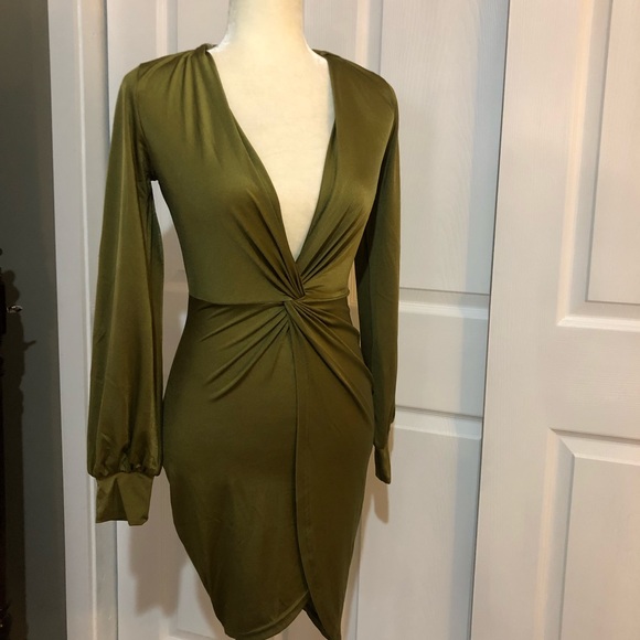 ❣️50%Off❣️ Twisted V Plunge Dress - Picture 4 of 11